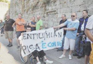 Gabriella Gentili e i tifosi davanti casa