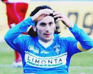A sinistra il fantasista azzurro Ighli Vannucchi Sopra l’attaccante Nicola Pozzi mentre celebra uno dei gol messi a segno nell’ultimo campionato A destra il calcio di rigore trasformato da Francesco Lodi nel corso della sfida col Modena Tutti e tre presto potrebbero cambiare casacca