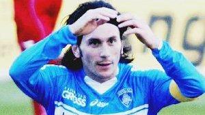 A sinistra il fantasista azzurro Ighli Vannucchi Sopra l’attaccante Nicola Pozzi mentre celebra uno dei gol messi a segno nell’ultimo campionato A destra il calcio di rigore trasformato da Francesco Lodi nel corso della sfida col Modena Tutti e tre presto potrebbero cambiare casacca