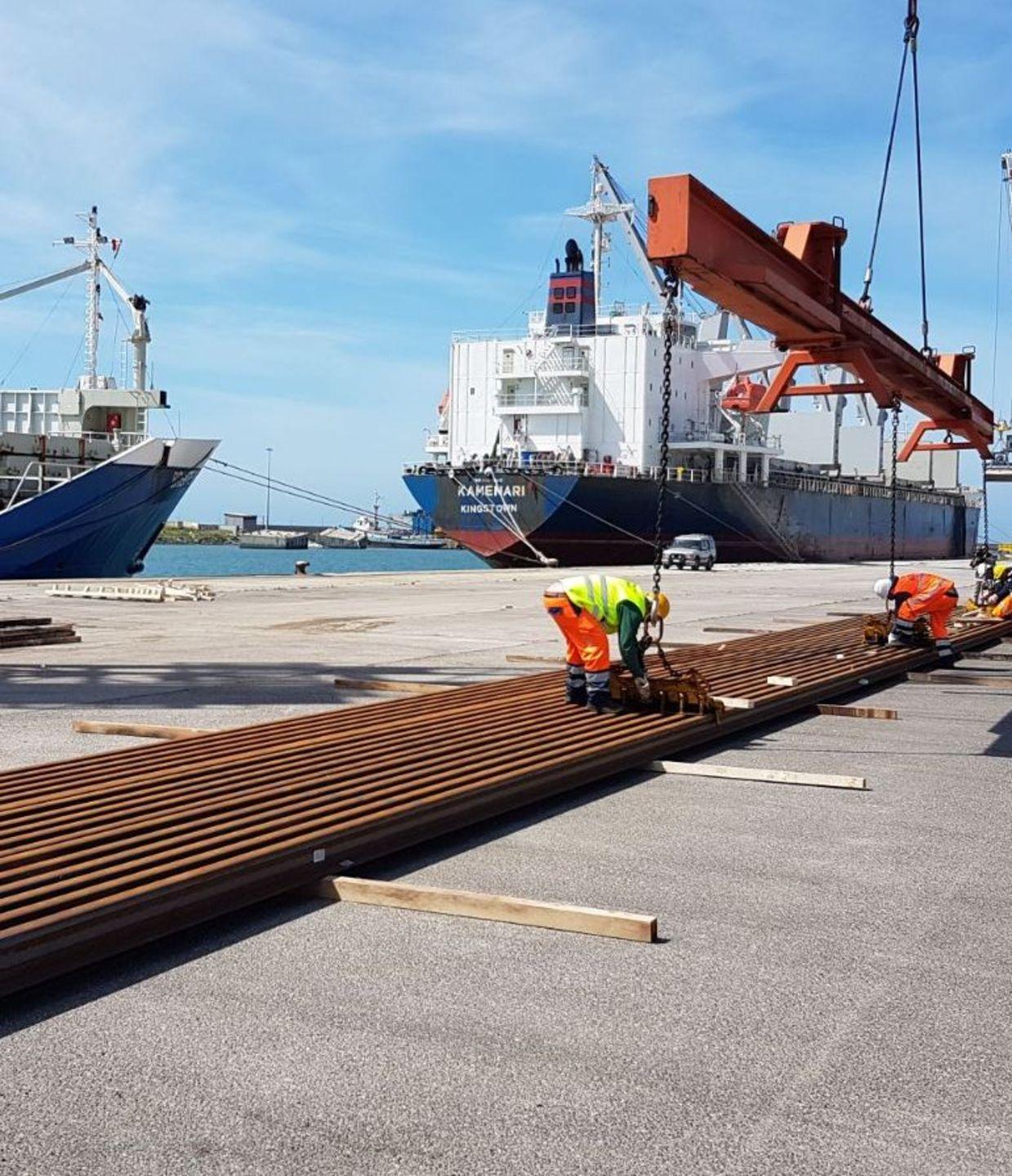 Oristano, dopo 37 anni il binario merci in porto: primo carico le rotaie nuove per il nord Sardegna