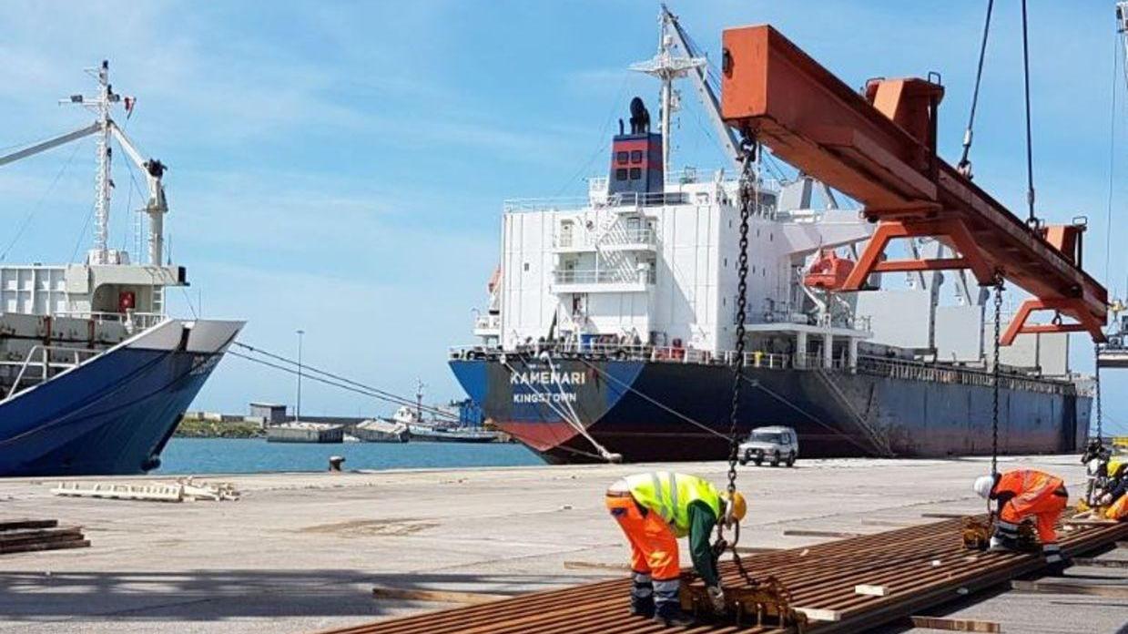 Oristano, dopo 37 anni il binario merci in porto: primo carico le rotaie nuove per il nord Sardegna