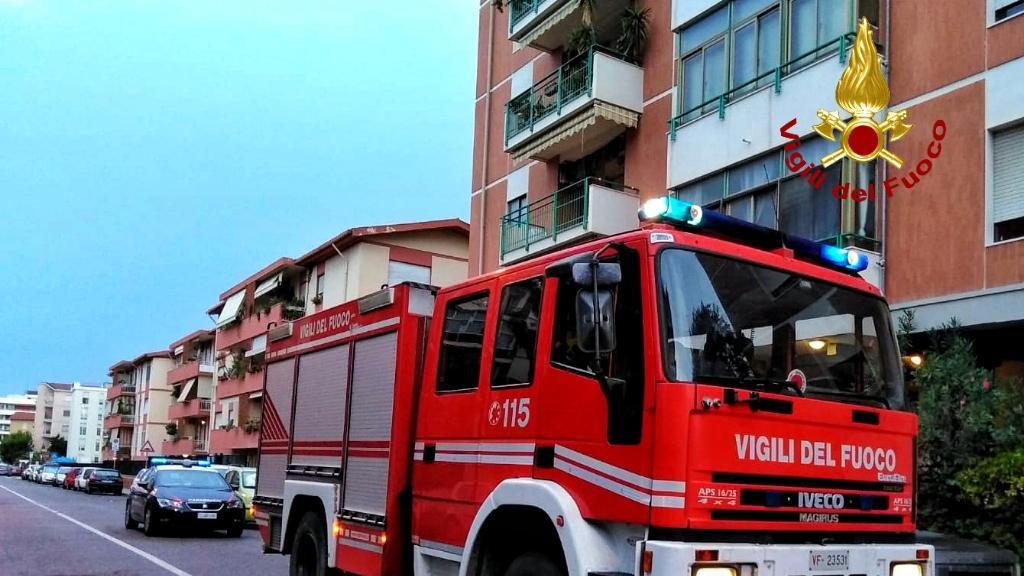 L'incendio in via Corsica a Cagliari (foto Mario Rosas)