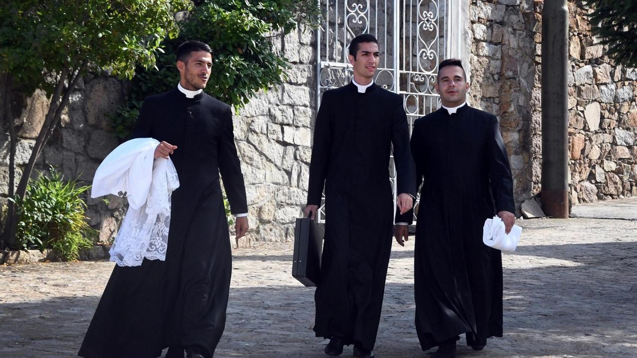 Giovani sacerdoti del Nuorese in una foto simbolo di Massimo Locci (non hanno alcun rapporto con le persone citate nell'articolo)