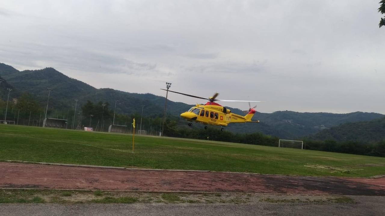 L'elicottero decolla dal campo sportivo di Vernio