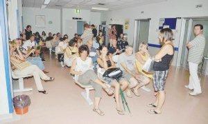 Gente seduta ieri pomeriggio nella sala di attesa del pronto soccorso dell’ospedale di Cecina