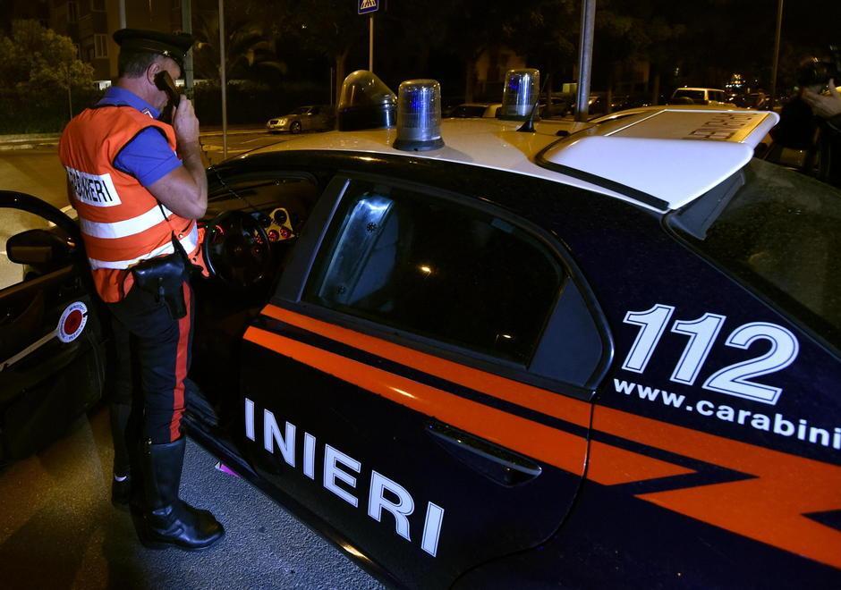 Un carabinieri fuori dalla pattuglia (foto d'archivio)