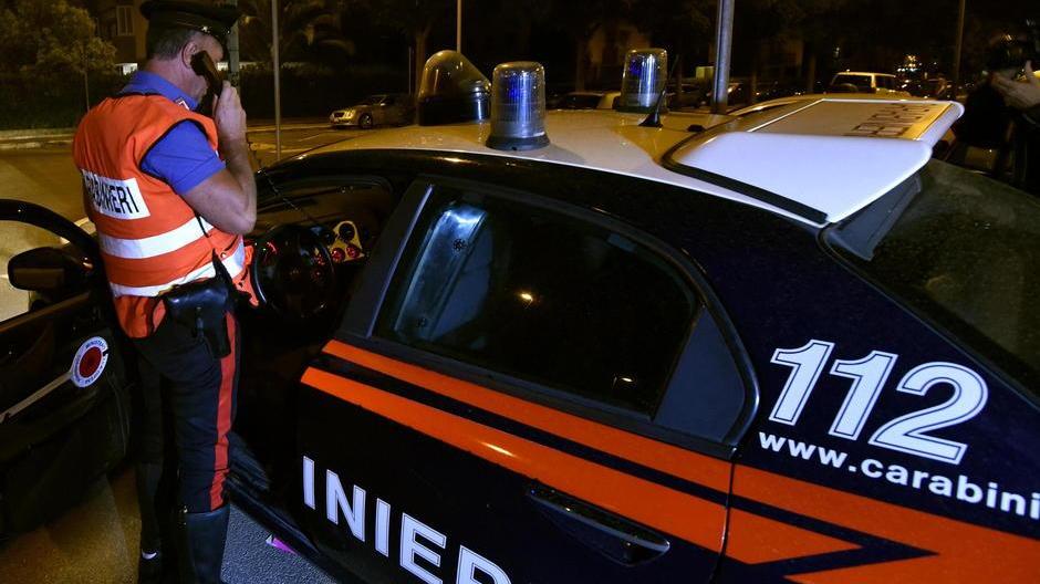 Un carabinieri fuori dalla pattuglia (foto d'archivio)
