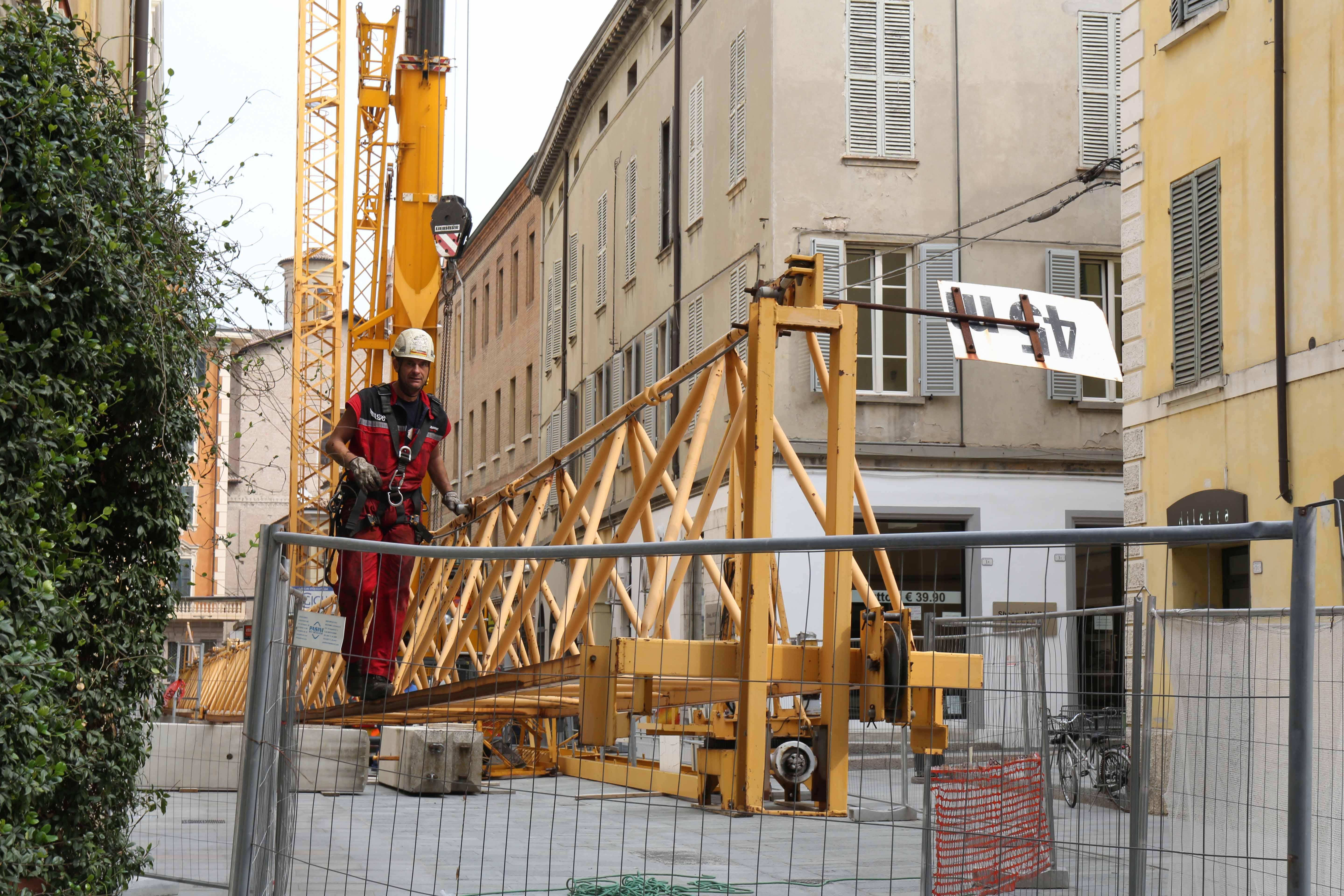 Reggio Emilia, smontata la gigantesca gru del palazzo Ex Poste