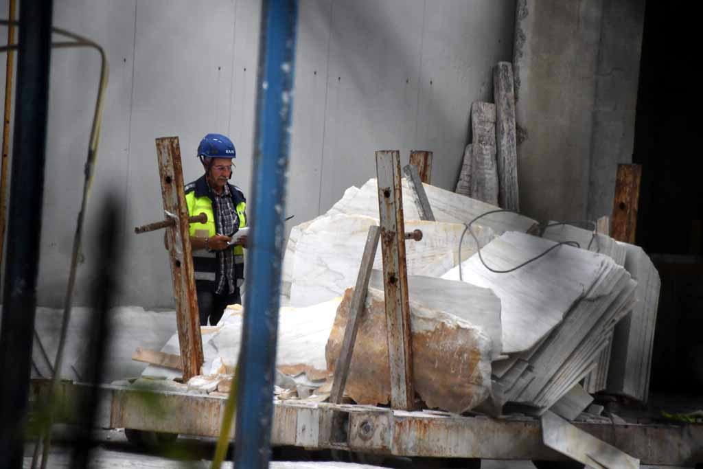 Operaio schiacciato da una lastra di marmo, non è in pericolo di vita