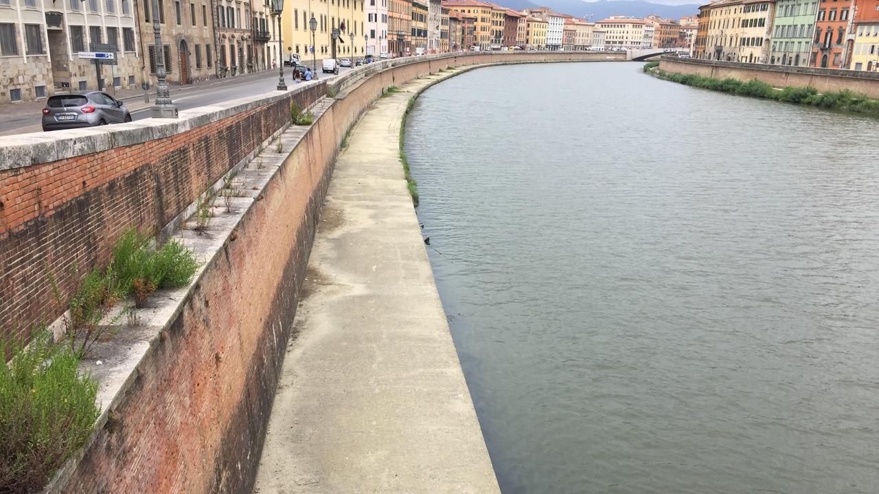 Il punto di lungarno Pacinotti dove è precipitato il giovane