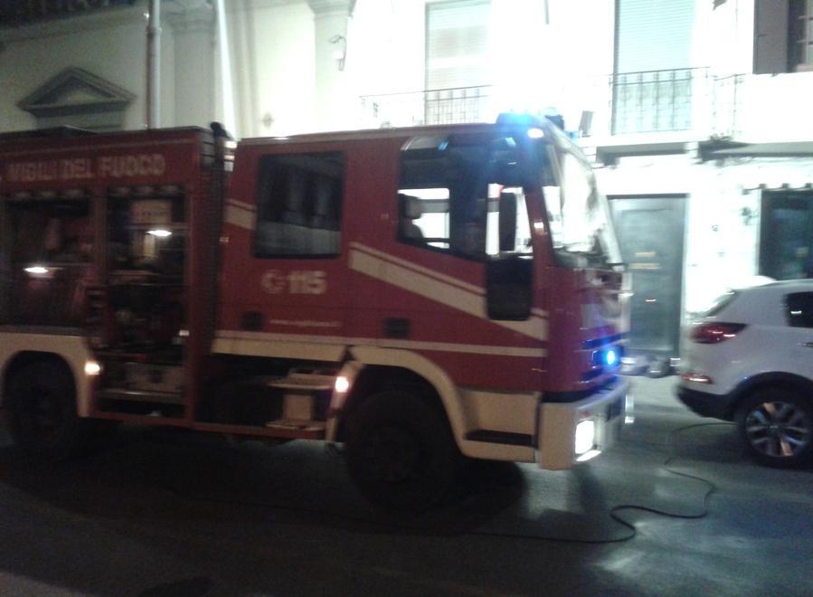 I vigili del fuoco in azione di fronte al ristorante