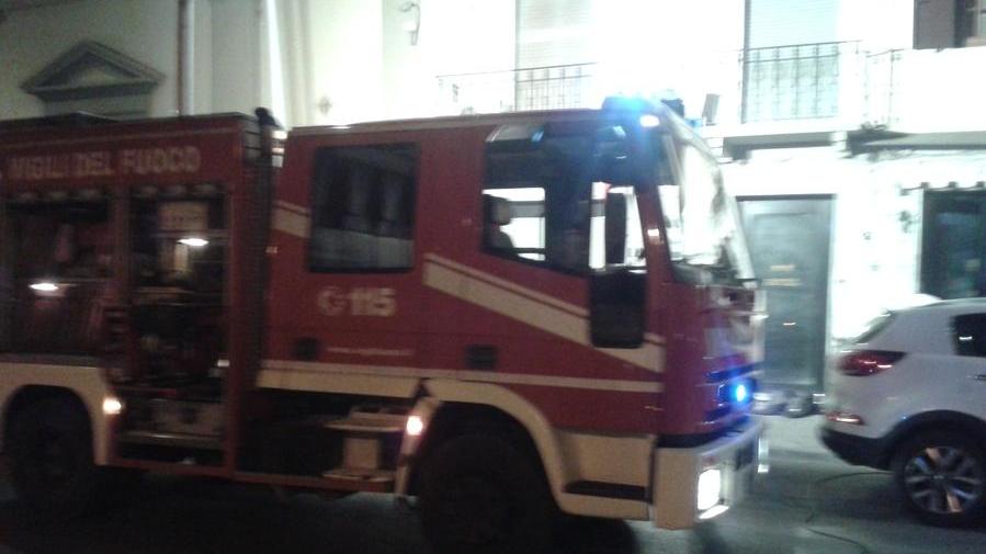 I vigili del fuoco in azione di fronte al ristorante