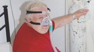 <strong>IN CASA </strong>Luigi De Palo 73 anni nel letto indossa il respiratore