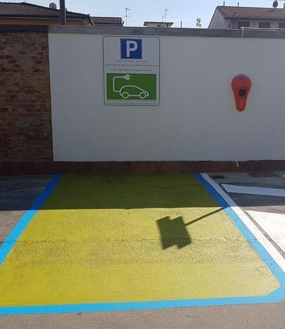 Parcheggio e ricarica di energia elettrica: adesso è possibile