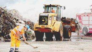 Due momenti delle operazioni di spegnimento dell’incendio che ha colpito lo stabilimento della Lonzi metalli nella notte del 21 giugno
