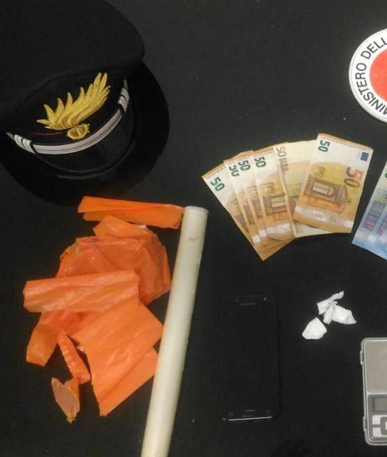 Spacciava nei boschi arrestato dai carabinieri