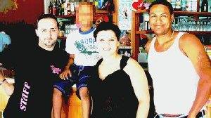 Da sinistra Danilo Galeotti e Melissa Barontini titolari del bar con Arturo Espertin