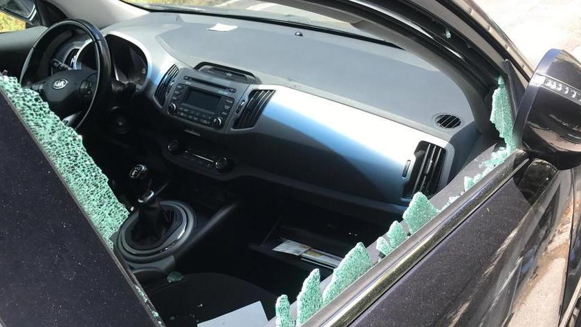 Dimenticano borsa in auto: spariscono soldi e documenti