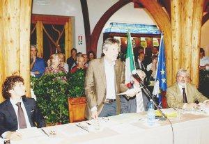 A destra il sindaco Bellandi durante il consiglio Sotto la sala Portoghesi gremita