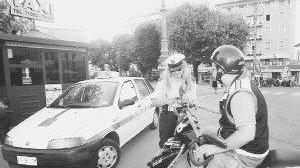 Un controllo in centro della polizia municipale nei confronti di uno scooterista