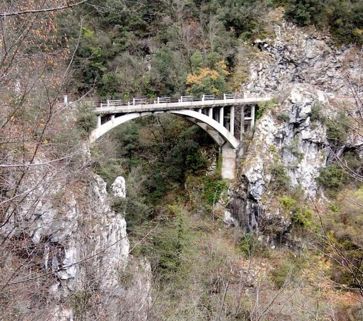 Il calcestruzzo è rovinato, niente mezzi pesanti sul ponte 
