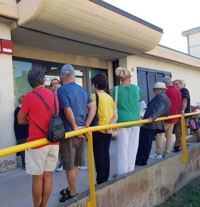 Ancora lunghe file agli uffici e molti ricorsi
