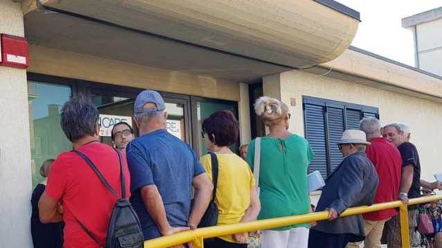 Ancora lunghe file agli uffici e molti ricorsi