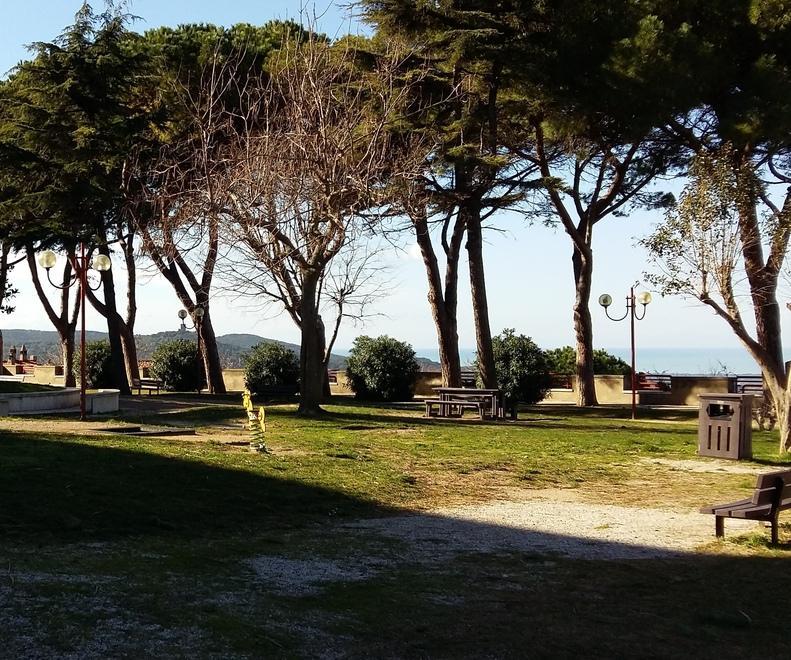 Opere di sistemazione sul muro di sostegno del Belvedere paesano 