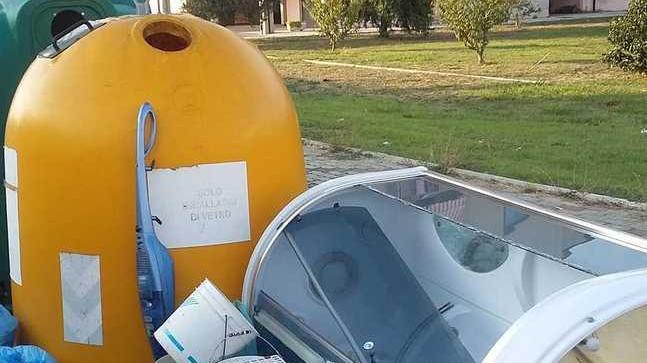Rifiuti ingombranti abbandonati in strada