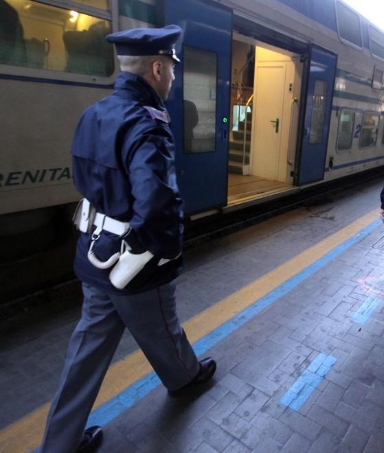 Rubano una bici in treno le telecamere li scoprono