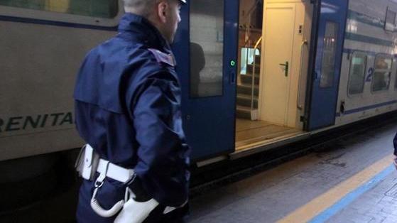 Rubano una bici in treno le telecamere li scoprono