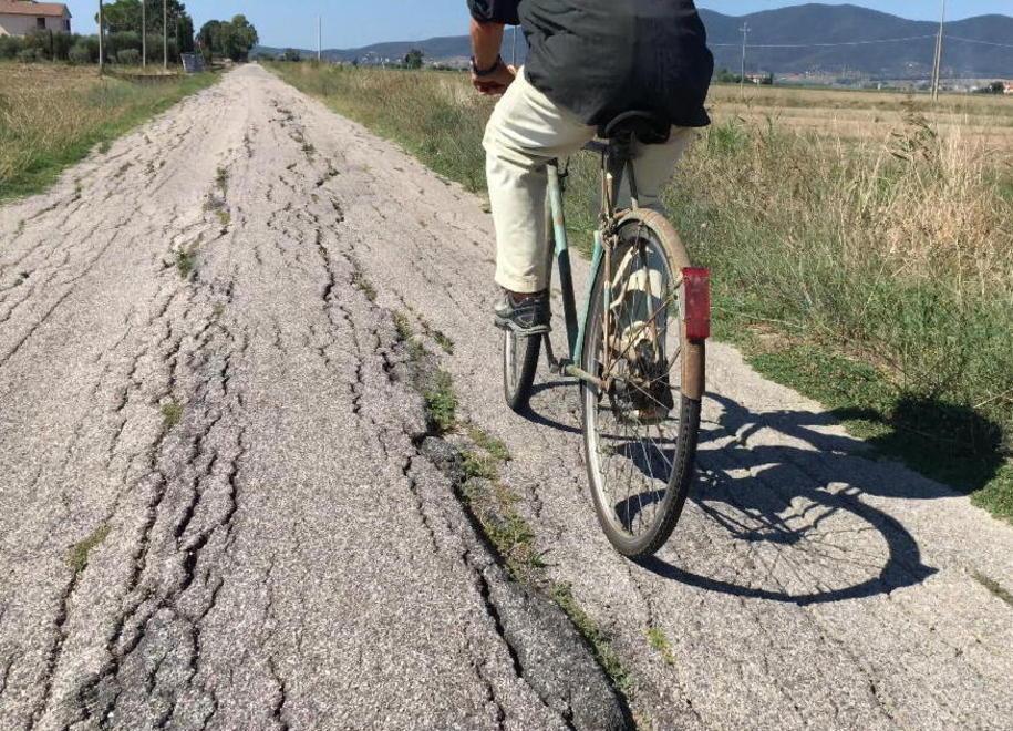 Strade piene di voragini e senza manutenzione 