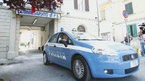 Una volante della polizia in uscita dal commissariato di Pontedera