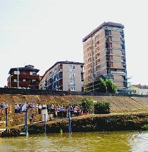 Il battello nelle acque dell’Arno e il molo a Bocca d’Era