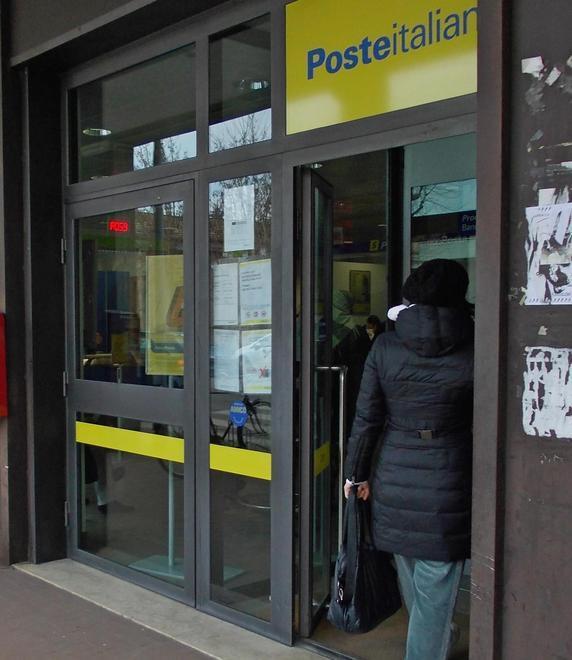 Carabinieri sulle tracce del rapinatore per il colpo alle Poste