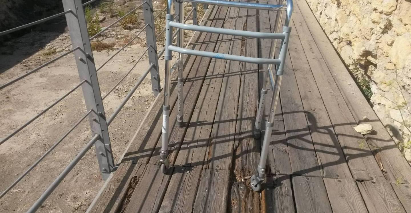 Erbacce, passerella sconnessa: il ponte romano è pericoloso