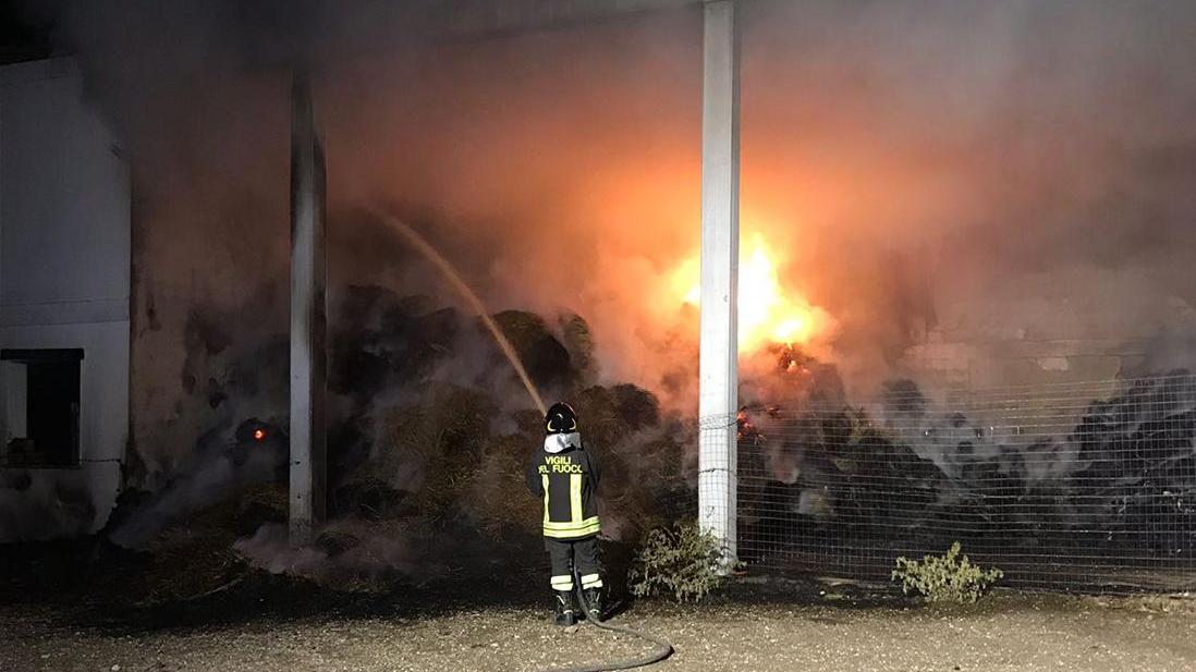 Incendio doloso: a fuoco un fienile a San Vero Milis