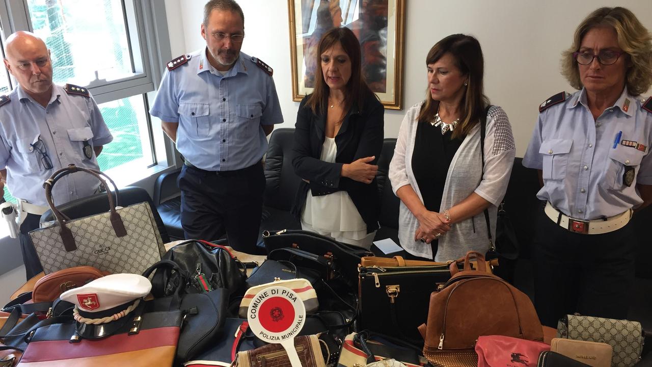 Le 150 borse sequestrate dalla municipale