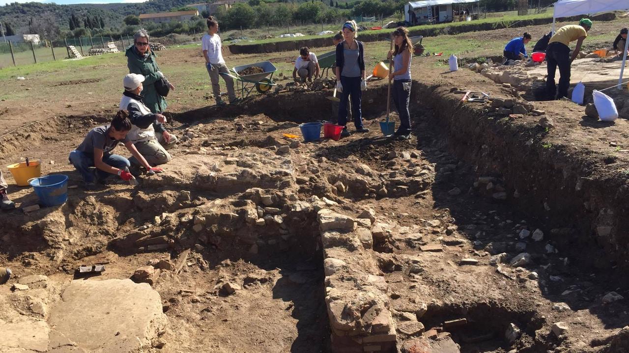 Campagna scavo 2017, archeologi e studenti al lavoro sulle terme della villa
