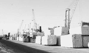 Una banchina del porto commerciale con blocchi di marmo in attesa di essere caricati sulle navi
