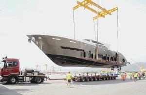 Un momento del varo in porto dello Yacht Velvet 30 della Tecnomar