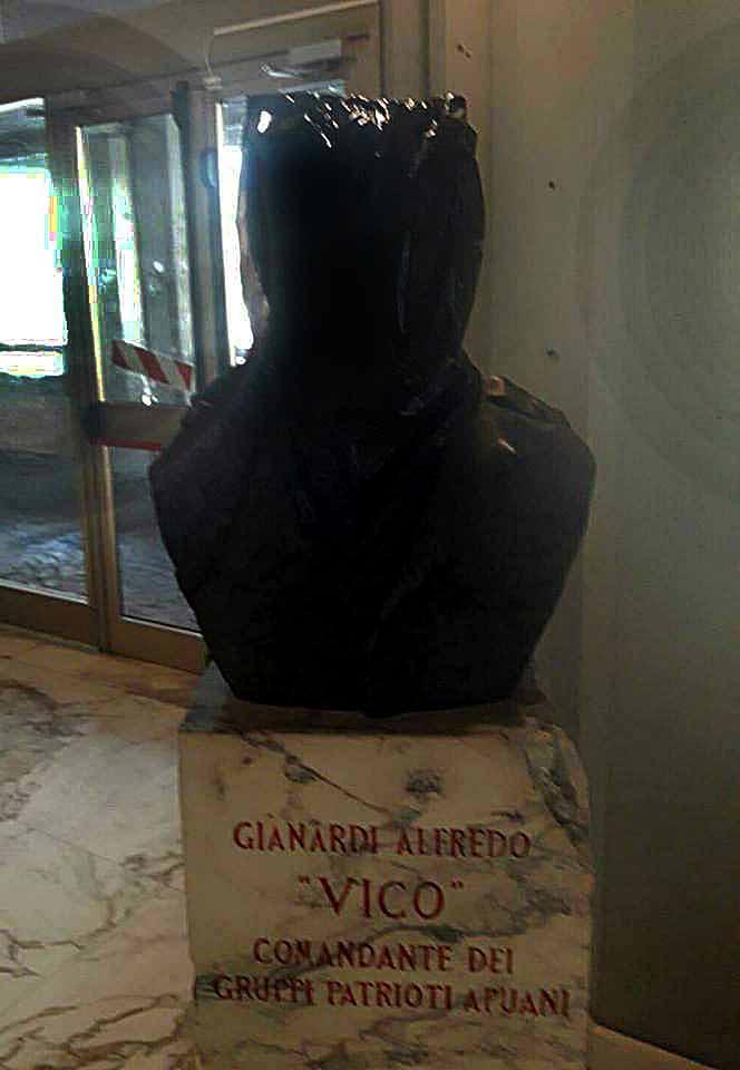 Coperto con un sacco della spazzatura il busto del partigiano Vico