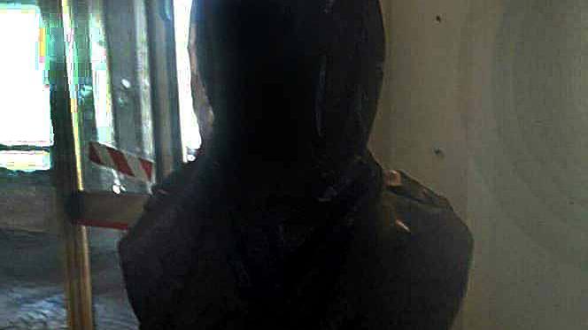 Coperto con un sacco della spazzatura il busto del partigiano Vico