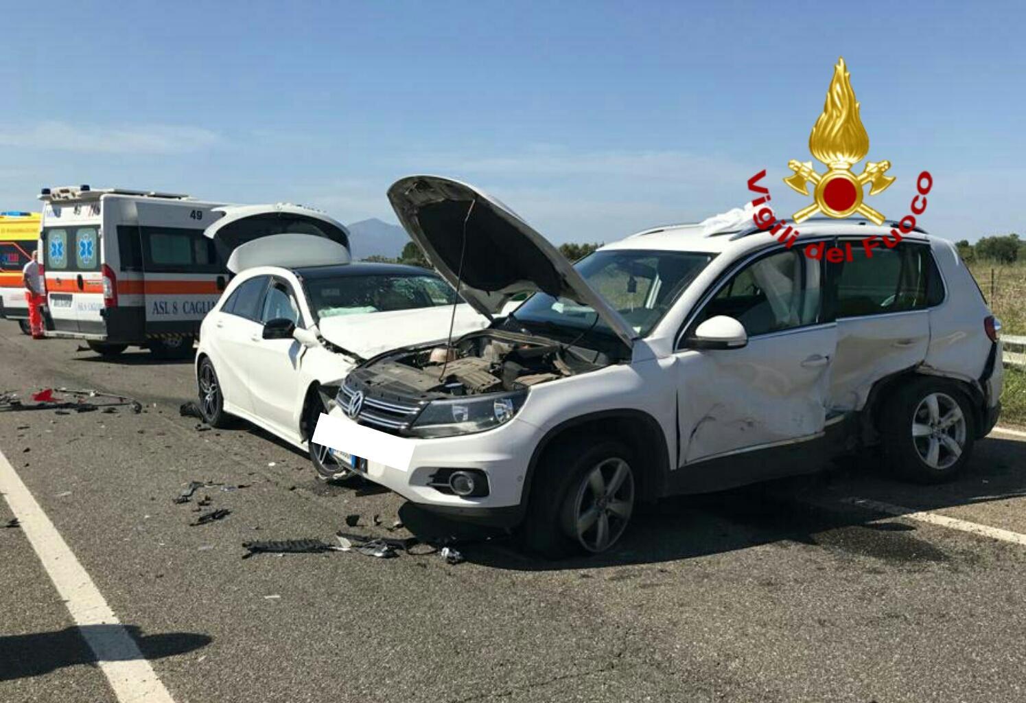 Scontro fra auto ad Assemini, tre feriti