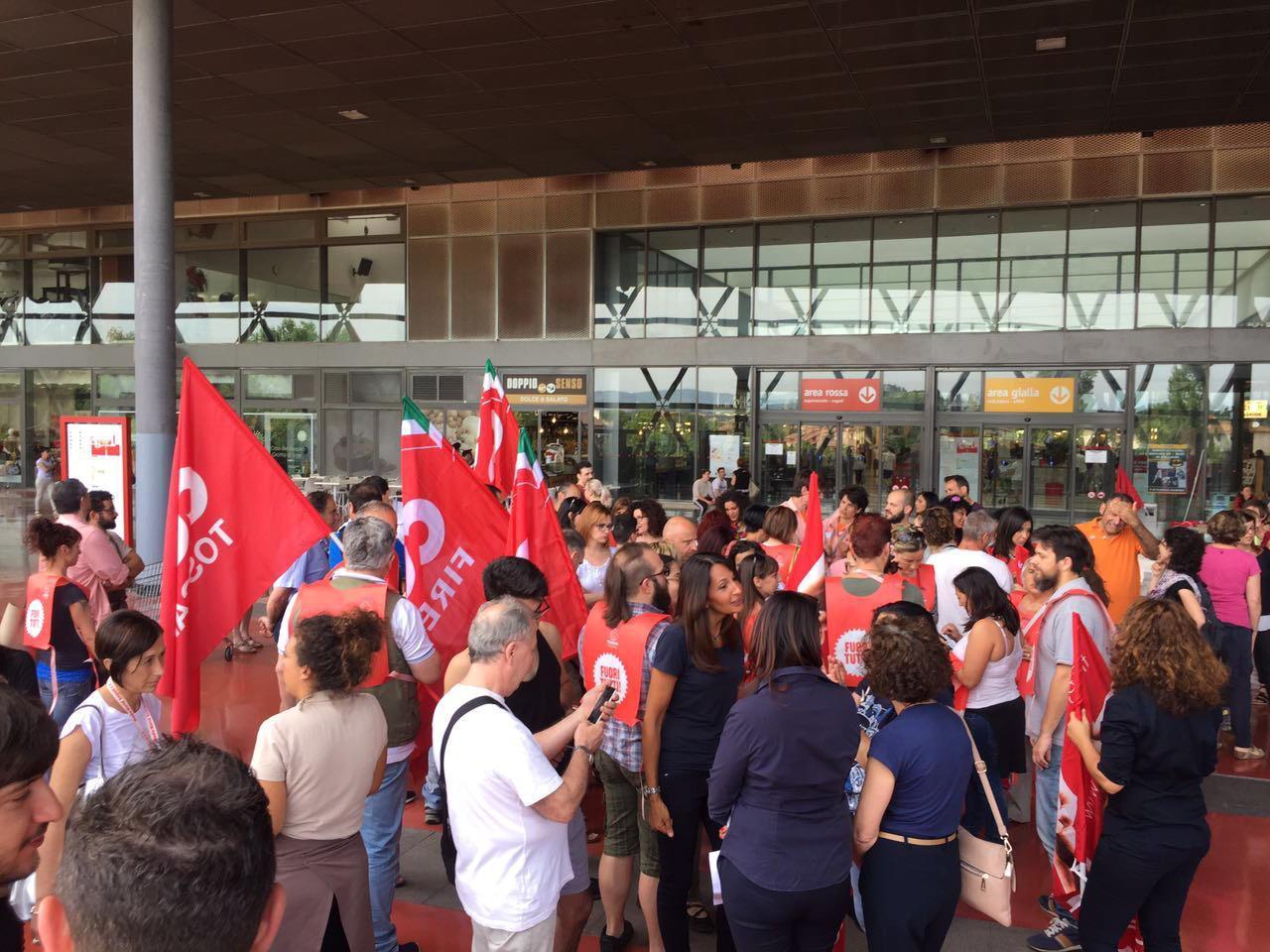 Uno scopero al centro commerciale di via Sanzo a Empoli contro le aperture domenicali (Foto ag. C. Sestini)