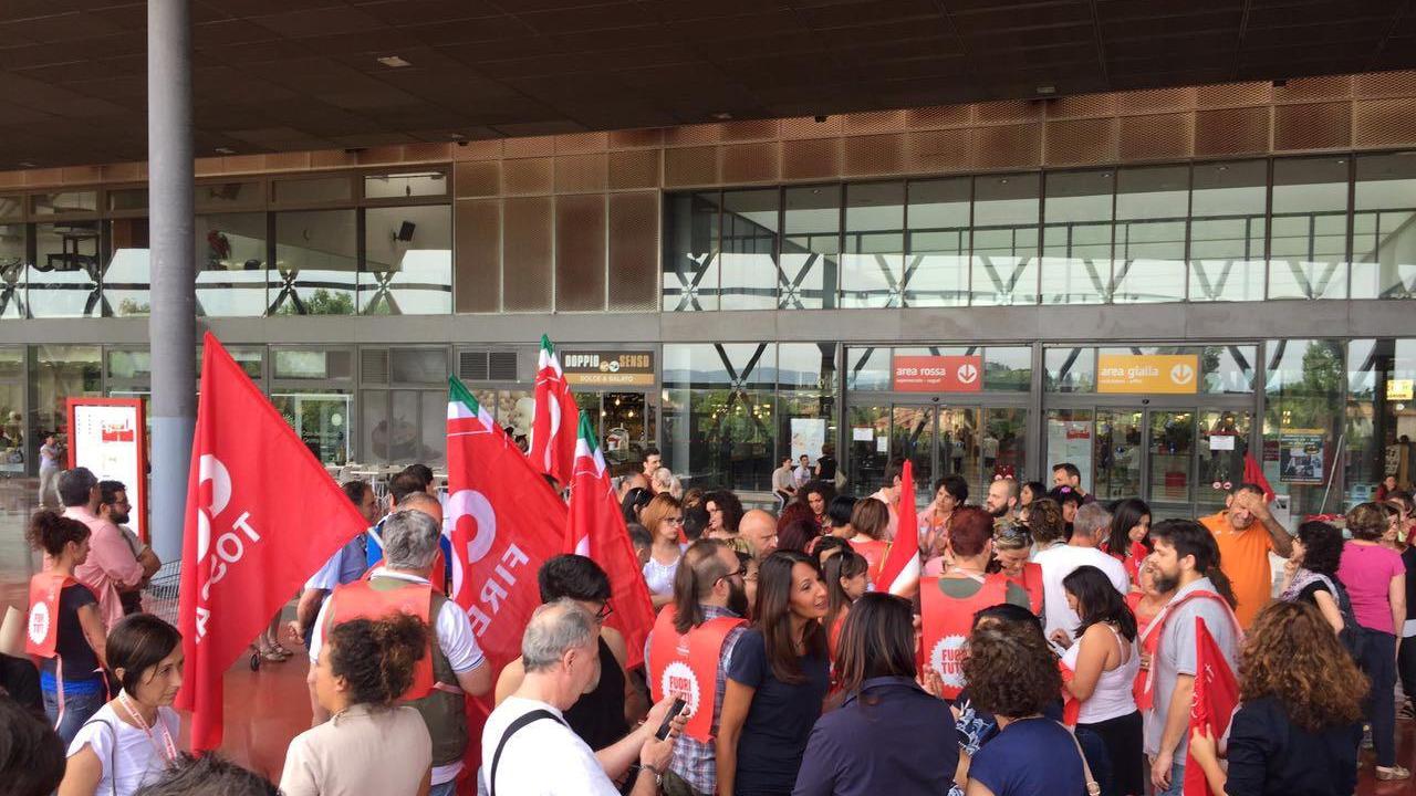 Uno scopero al centro commerciale di via Sanzo a Empoli contro le aperture domenicali (Foto ag. C. Sestini)