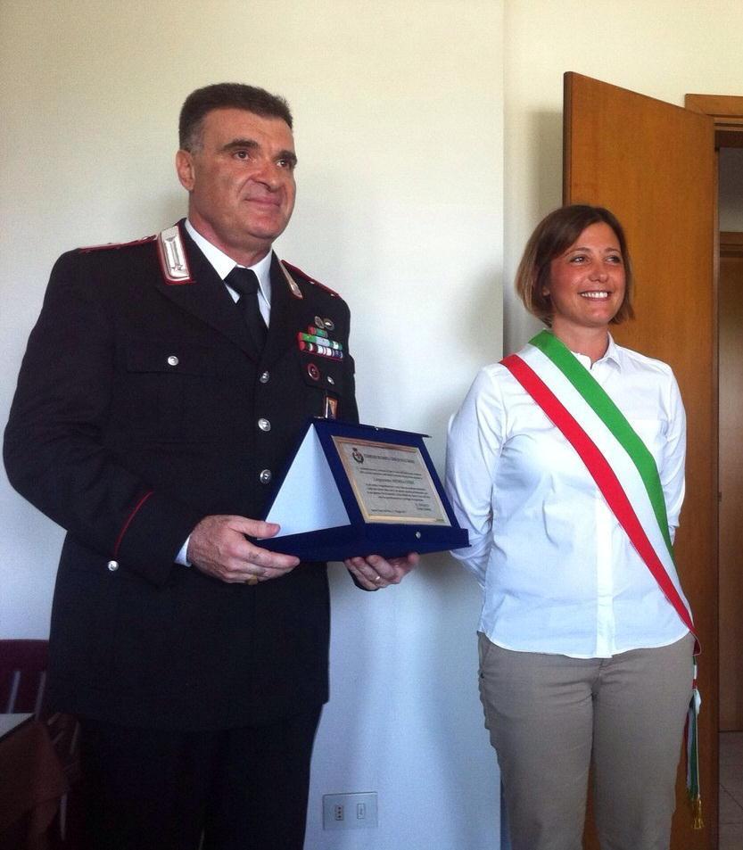 Il comandante della stazione di Santa Croce, Andrea Oteri, con la sindaca Giulia Deidda