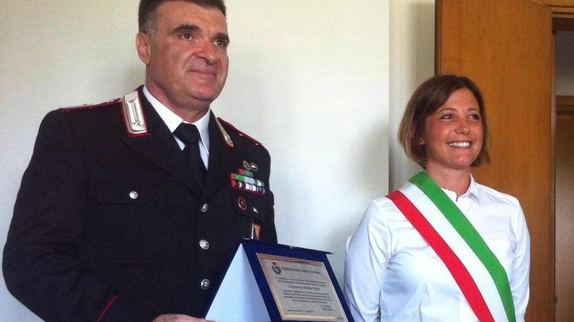 Il comandante della stazione di Santa Croce, Andrea Oteri, con la sindaca Giulia Deidda
