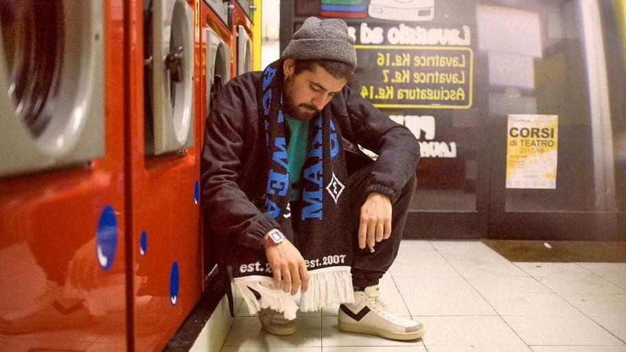 Stasera l’eclettico Frah Quintale: grande rivelazione a Modena