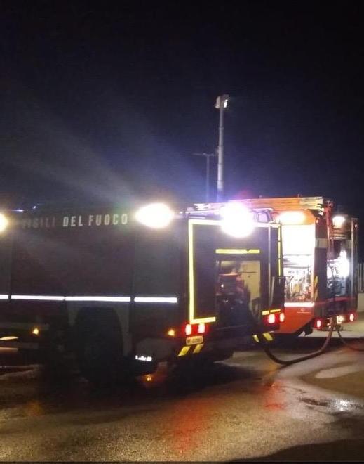 Va a fuoco un locale in un’esposizione di mobili e arredi